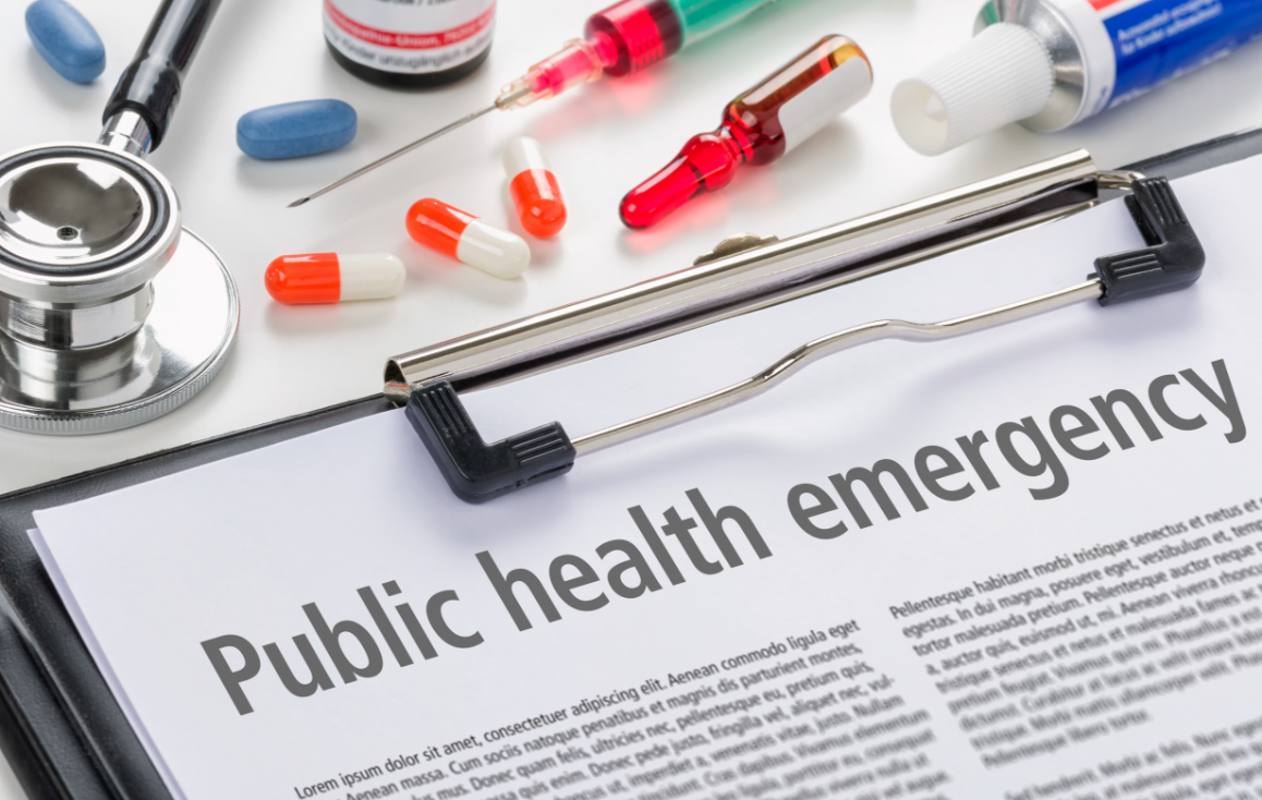 The text Public health emergency written on a clipboard